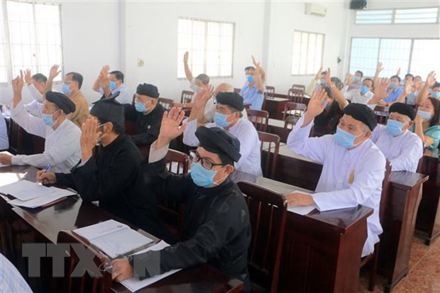 Các đại biểu biểu quyết về cơ cấu, thành phần, số lượng người ứng cử đại biểu Quốc hội khóa XV của tỉnh Vĩnh Long. (Ảnh: Phạm Minh Tuấn/TTXVN)