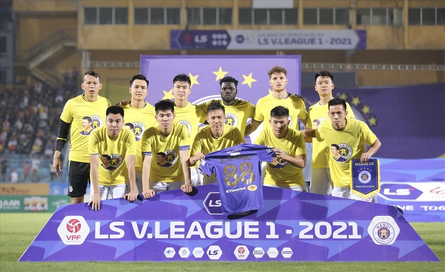 Các cầu thủ Hà Nội động viên Hùng Dũng. Ảnh: Thanh Xuân