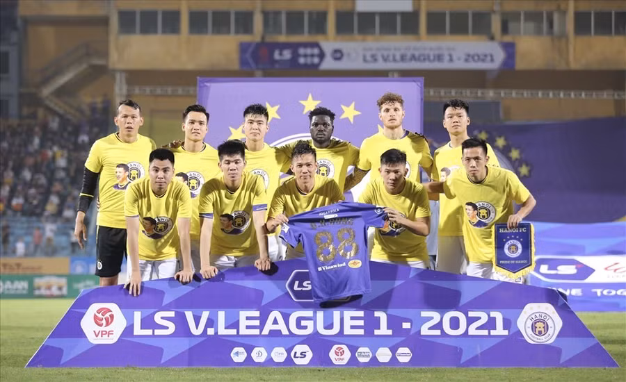 Các cầu thủ Hà Nội động viên Hùng Dũng. Ảnh: Thanh Xuân