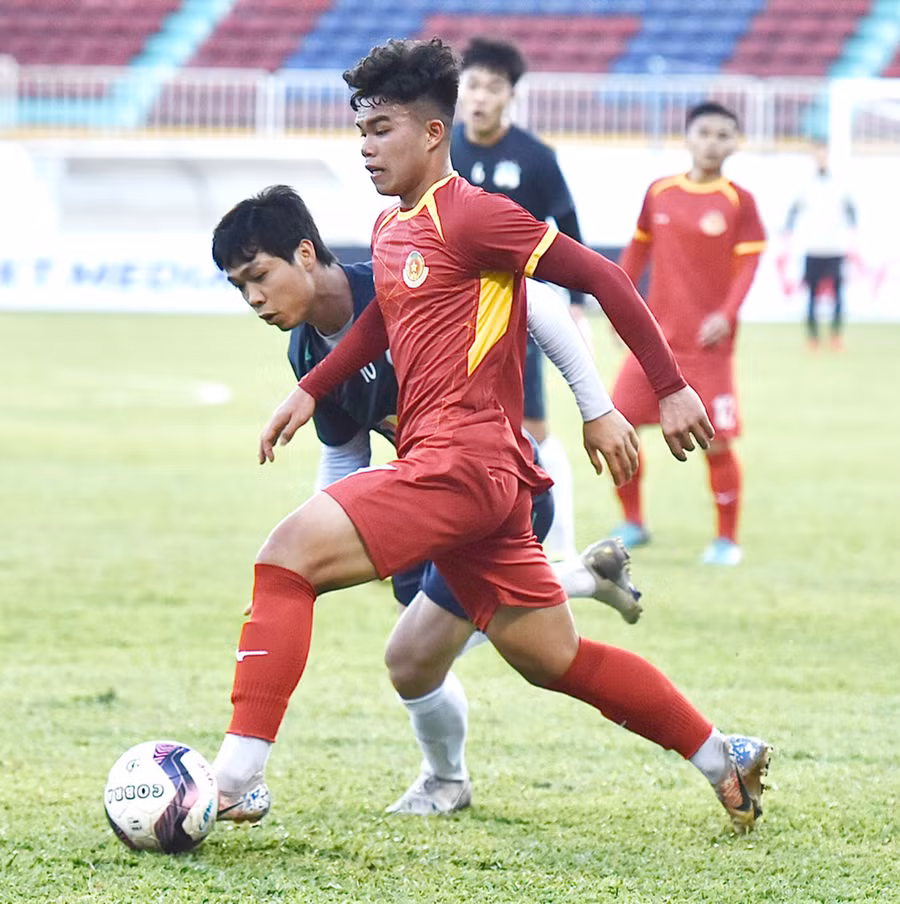 Công Phượng (bên trái) đang khao khát tìm lại cảm giác bóng tốt nhất. Ảnh: Văn Ngọc