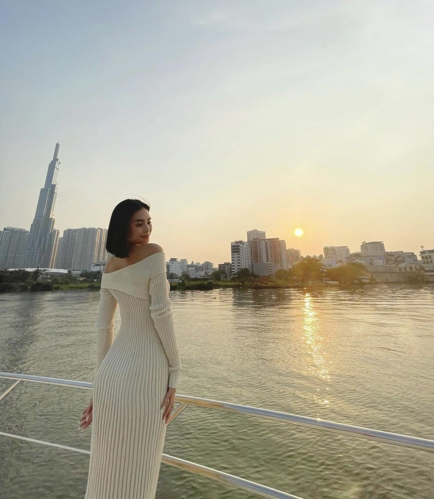  Bên cạnh bộ ảnh trên, Hoa hậu Tiểu Vy còn gây ấn tượng khi diện váy trễ vai khoe dáng quyến rũ trên du thuyền. Ảnh: NSCC.