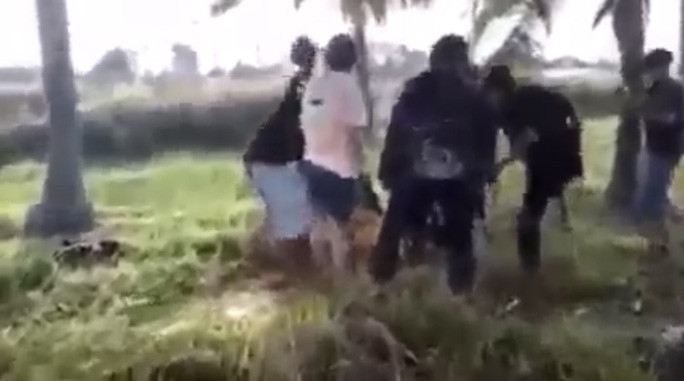 Clip ghi lại cảnh nhóm thanh thiếu niên hành hung cô gái