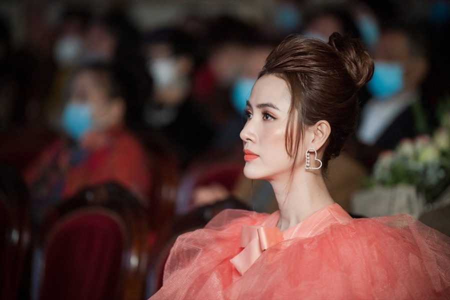 Xuất hiện tại sự kiện từ khá sớm, Phan Thị Mơ diện đầm công chúa ngọt ngào. Bộ trang phục làm toát lên nét đẹp đài các, kín đáo nhưng không kém phần quyến rũ của Hoa hậu Đại sứ Du lịch Thế giới. Ảnh: NSCC.