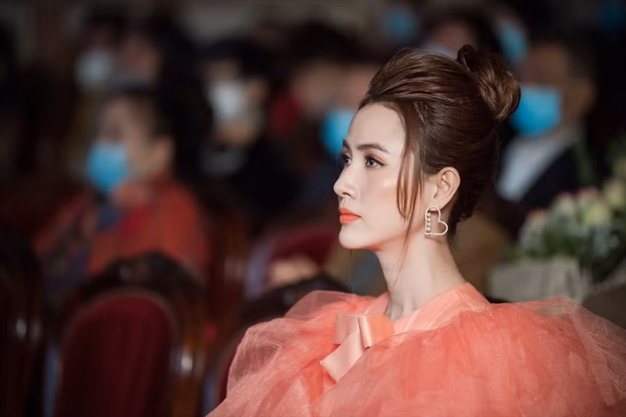 Xuất hiện tại sự kiện từ khá sớm, Phan Thị Mơ diện đầm công chúa ngọt ngào. Bộ trang phục làm toát lên nét đẹp đài các, kín đáo nhưng không kém phần quyến rũ của Hoa hậu Đại sứ Du lịch Thế giới. Ảnh: NSCC.