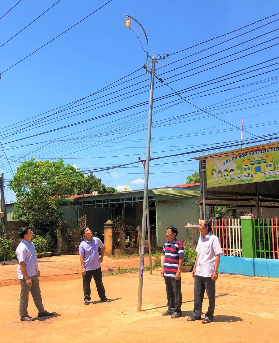 Mô hình “Thắp điện sáng đường” tại huyện Đức Cơ đã phát huy hiệu quả. Ảnh: Đinh Yến