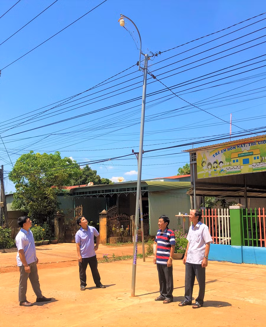 Mô hình “Thắp điện sáng đường” tại huyện Đức Cơ đã phát huy hiệu quả. Ảnh: Đinh Yến