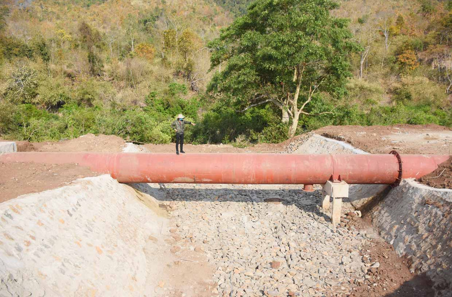 Đơn vị thi công đã tự bỏ kinh phí khắc phục đoạn kênh chính bị hư hỏng do mưa bão gây ra, giúp người dân xã Ayun kịp xuống giống gieo trồng vụ lúa Đông Xuân 2020-2021. Ảnh: Minh Nguyễn Đơn vị thi công đã tự bỏ kinh phí khắc phục đoạn kênh chính bị hư hỏng do mưa bão gây ra, giúp người dân xã Ayun kịp xuống giống gieo trồng vụ lúa Đông Xuân 2020-2021. Ảnh: Minh Nguyễn
