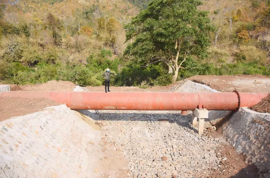 Đơn vị thi công đã tự bỏ kinh phí khắc phục đoạn kênh chính bị hư hỏng do mưa bão gây ra, giúp người dân xã Ayun kịp xuống giống gieo trồng vụ lúa Đông Xuân 2020-2021. Ảnh: Minh Nguyễn