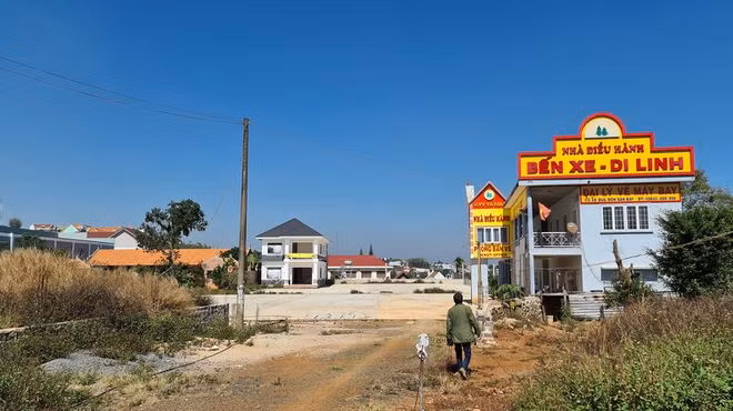  Bến xe Di Linh hoang hóa sau hơn 1 năm bị ngừng thi công - ẢNH: LÂM VIÊN