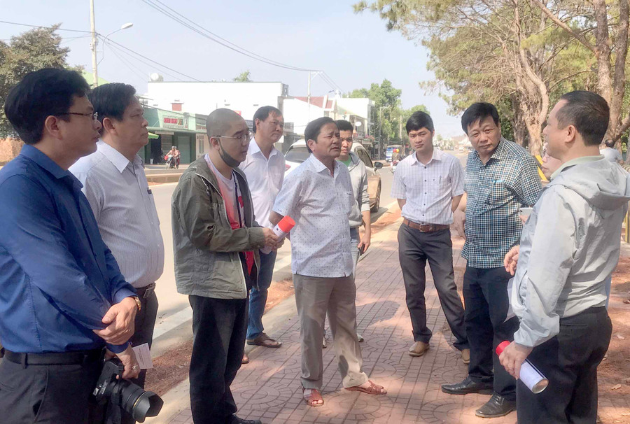 Đoàn công tác của Ban tổ chức giải khảo sát điểm tiếp nước ở đường Tôn Đức Thắng. Ảnh: Thiên Di