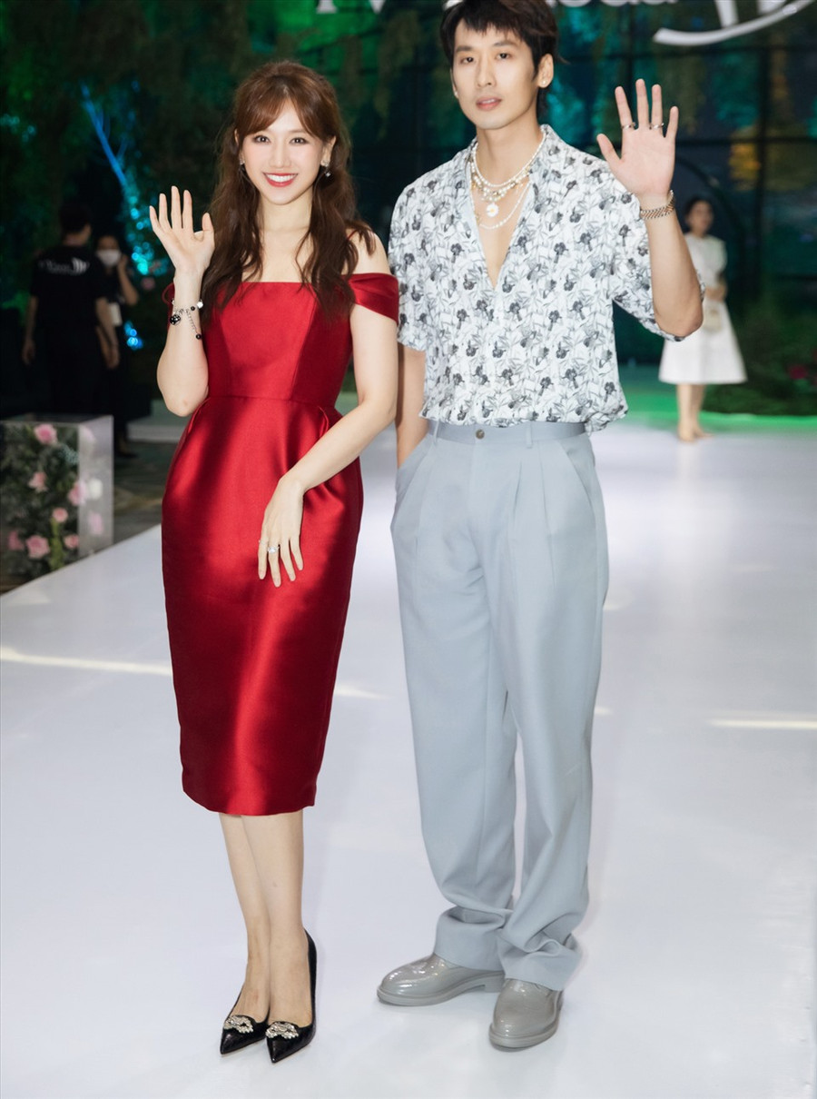 Tháp tùng Hari Won trong sự kiện lần này là cậu em “chung nhà” Tuấn Trần. Nếu trước đây, nam diễn viên thường xuất hiện với vẻ ngoài “soái ca” lịch lãm thì giờ đây anh ngày càng “kool ngầu” cùng phong cách trẻ trung từ mái tóc, trang phục đến cách mix match phụ kiện. Ảnh: NSCC.