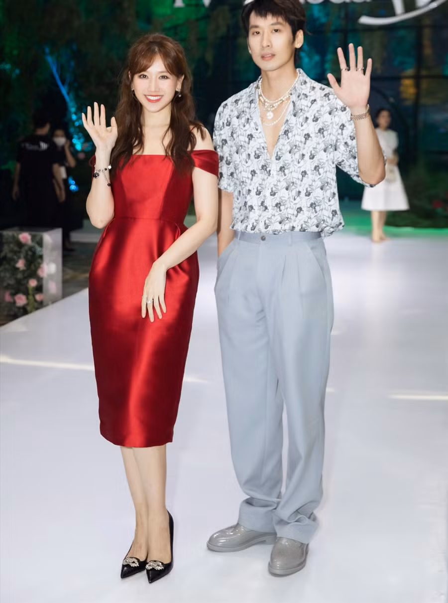 Tháp tùng Hari Won trong sự kiện lần này là cậu em “chung nhà” Tuấn Trần. Nếu trước đây, nam diễn viên thường xuất hiện với vẻ ngoài “soái ca” lịch lãm thì giờ đây anh ngày càng “kool ngầu” cùng phong cách trẻ trung từ mái tóc, trang phục đến cách mix match phụ kiện. Ảnh: NSCC.