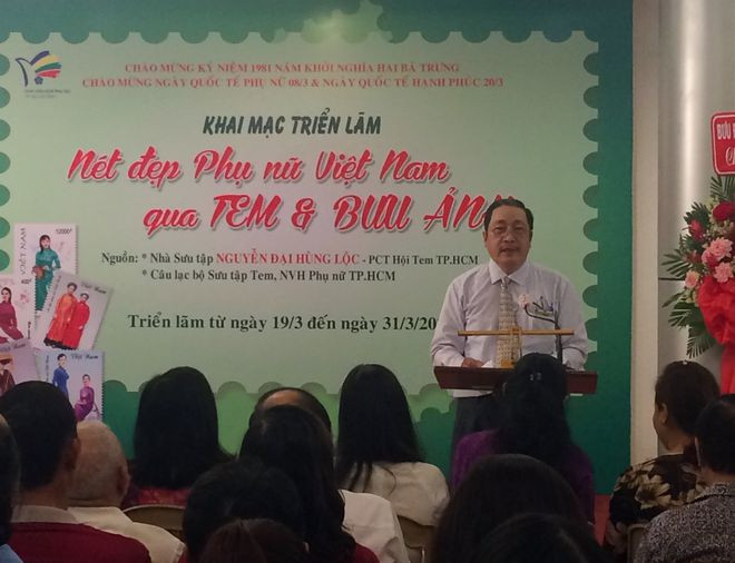 Nhà sưu tập Nguyễn Đại Hùng Lộc dày công sưu tập tem, bưu ảnh về phụ nữ Việt Nam và lần đầu tiên ra mắt công chúng tại triển lãm lần này. ẢNH: THẾ SANG