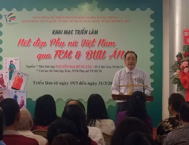 Nhà sưu tập Nguyễn Đại Hùng Lộc dày công sưu tập tem, bưu ảnh về phụ nữ Việt Nam và lần đầu tiên ra mắt công chúng tại triển lãm lần này. ẢNH: THẾ SANG