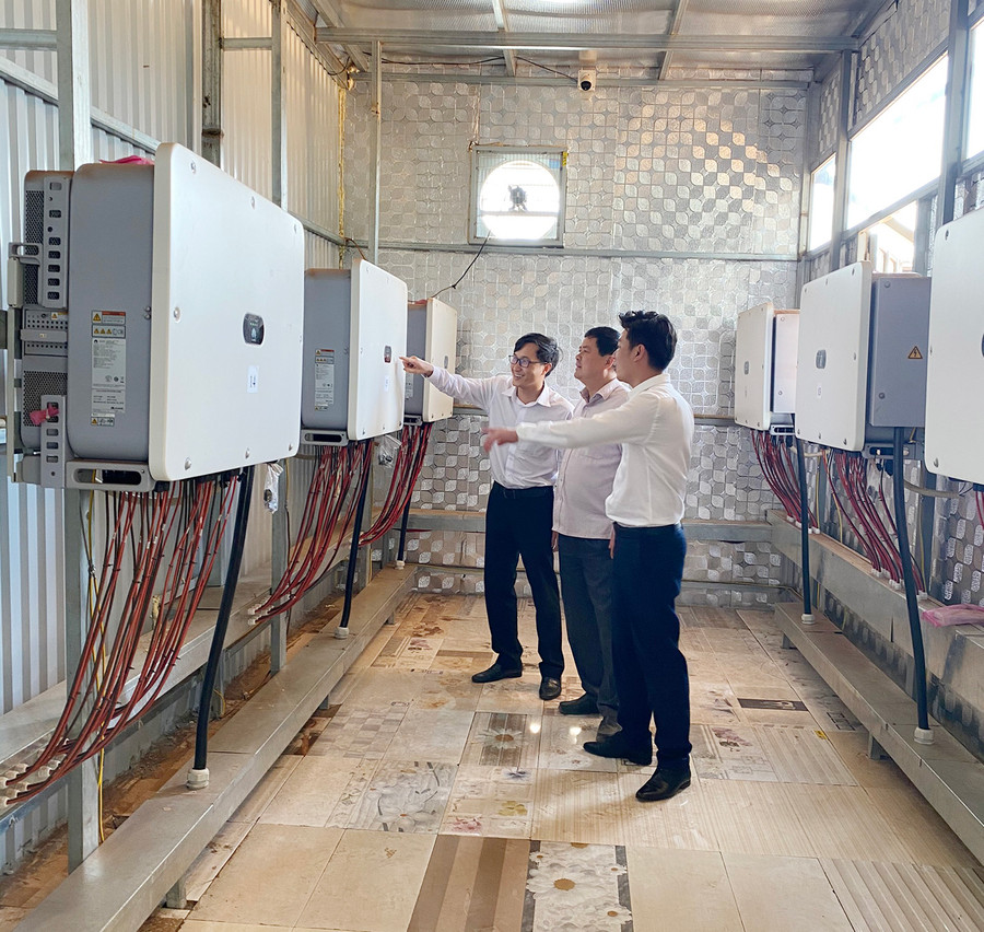Cán bộ tín dụng của Agribank Đông Gia Lai kiểm tra tình hình thực hiện dự án điện năng lượng mặt trời mái nhà. Ảnh: Sơn Ca