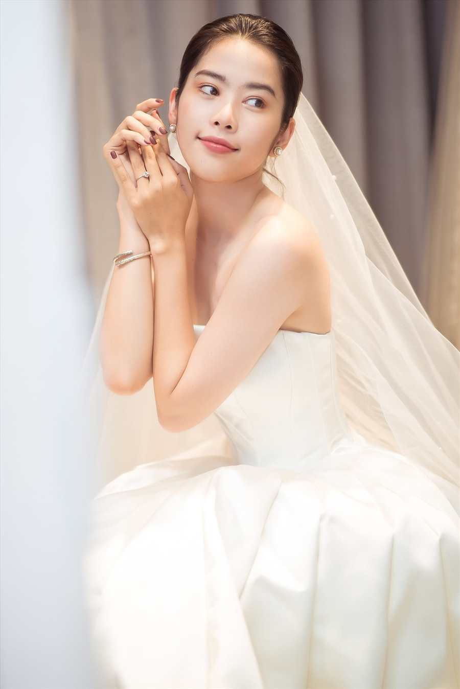 Nam Em từng đăng quang Hoa khôi Đồng bằng sông Cửu Long 2015, tiếp đó cô lọt top 10 Hoa hậu Hoàn vũ Việt Nam 2015. Người đẹp còn lọt vào top 8 Hoa hậu Trái đất 2016... Ngoài ra, cô còn có thế mạnh về ca hát khi lấn sân sang làm ca sĩ. Ảnh: NSCC.