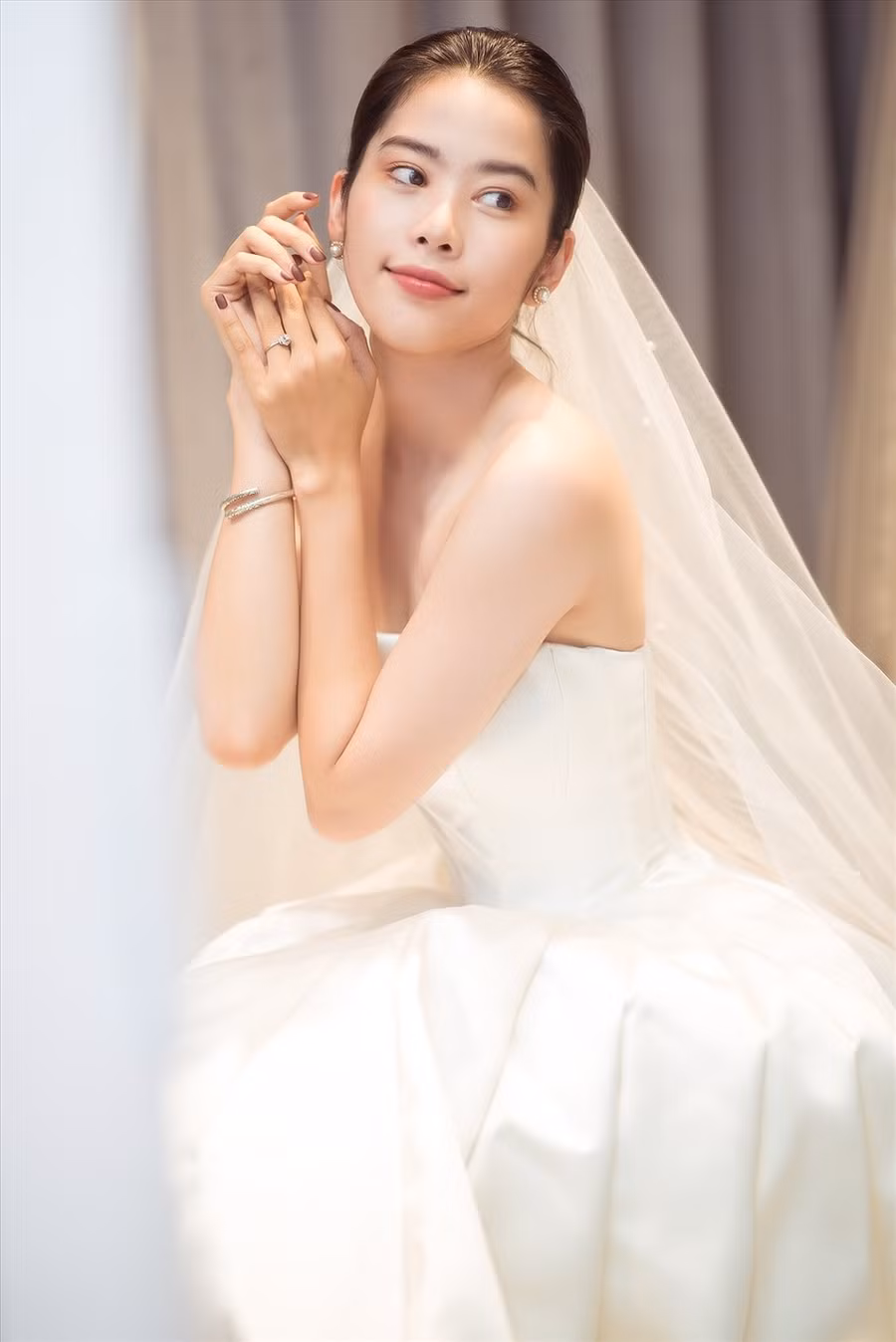 Nam Em từng đăng quang Hoa khôi Đồng bằng sông Cửu Long 2015, tiếp đó cô lọt top 10 Hoa hậu Hoàn vũ Việt Nam 2015. Người đẹp còn lọt vào top 8 Hoa hậu Trái đất 2016... Ngoài ra, cô còn có thế mạnh về ca hát khi lấn sân sang làm ca sĩ. Ảnh: NSCC.