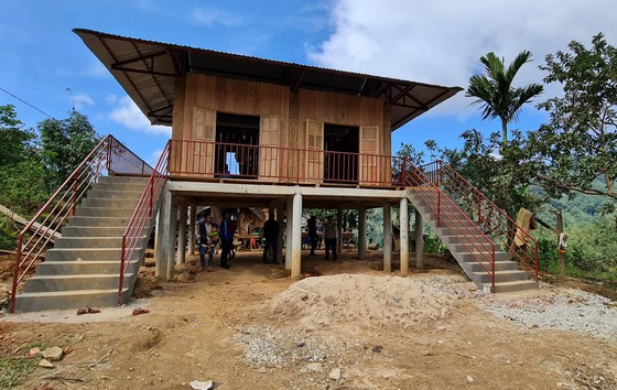 Một căn nhà đang được hoàn thiện, chuẩn bị cho hộ dân bị trôi nhà tại xã Trà Mai, huyện Nam Trà My về ở. Ảnh: NGỌC PHÚC