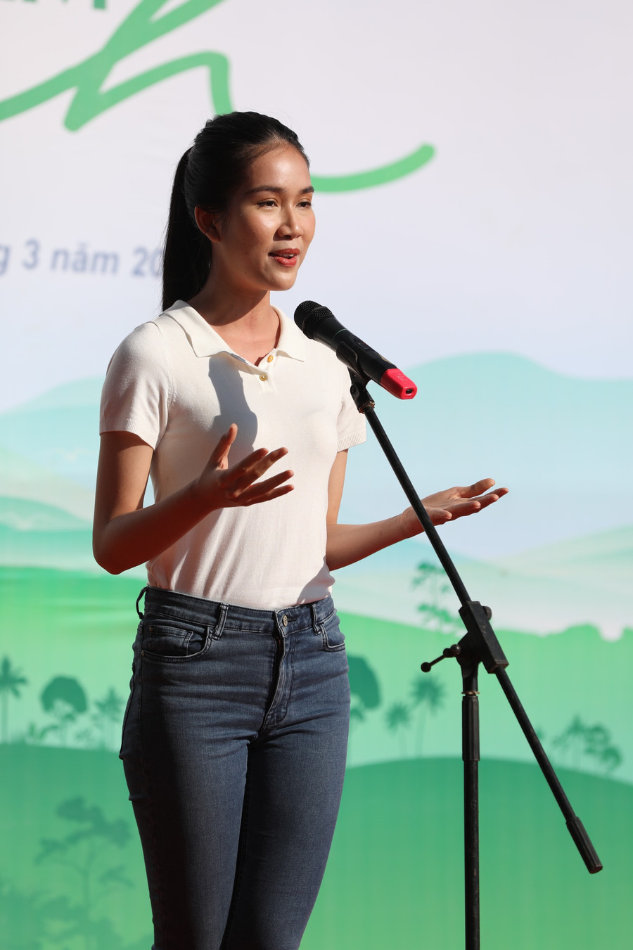 5. Á hậu Việt Nam 2020 Phạm Ngọc Phương Anh đại diện cho các bạn trẻ phát biểu hưởng ứng chung tay việc trồng cây “Vì một Việt Nam xanh”, lan tỏa “Giấc mơ đại ngàn