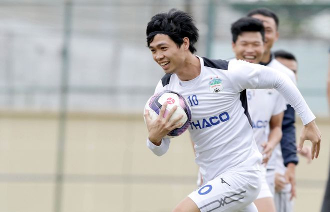 Công Phượng được tính toán đẩy lên đá tiền đạo. Ảnh: KHẢ HÒA Công Phượng được tính toán đẩy lên đá tiền đạo. Ảnh: KHẢ HÒA