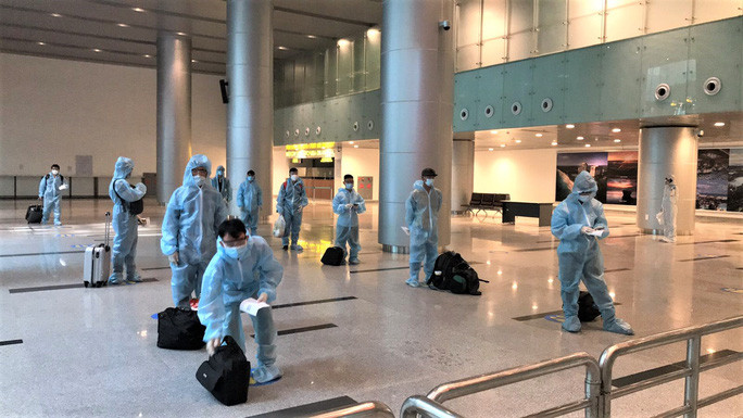  Hành khách thực hiện giãn cách tại khu vực nhập cảnh và kiểm tra y tế ở sân bay Đà Nẵng.