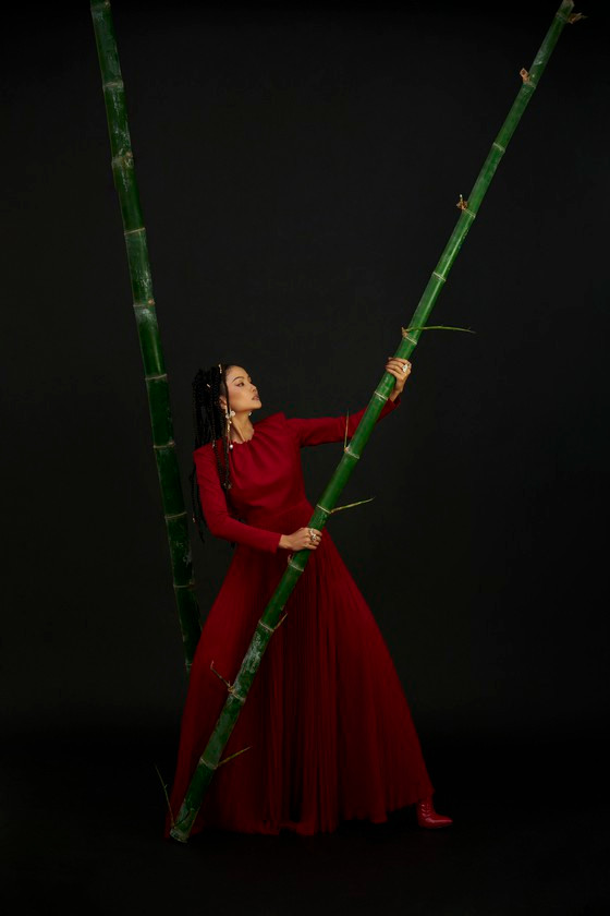 Hoa hậu H’Hen Niê sử dụng ngôn ngữ hình thể truyền tải thông điệp về phụ nữ. Ảnh: MINH ĐỨC