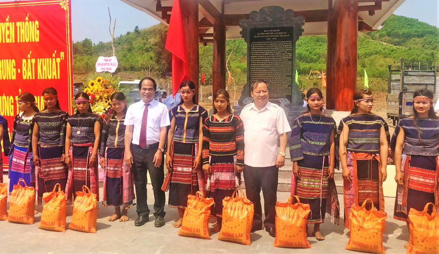 Đồng chí Châu Ngọc Tuấn-Phó Bí thư Thường trực Tỉnh ủy, Chủ tịch HĐND tỉnh (bìa phải) và Võ Ngọc Thành-Phó Bí thư Tỉnh ủy, Chủ tịch UBND tỉnh tặng gạo cho người dân làng Tăng Lăng. Ảnh: Đinh Yến