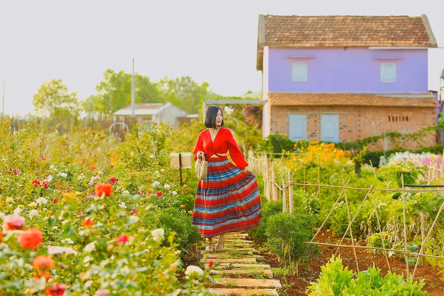 Những bộ trang phục rực rỡ, hoạ tiết thổ cẩm luôn được du khách yêu thích lựa chọn (ảnh nhân vật cung cấp).