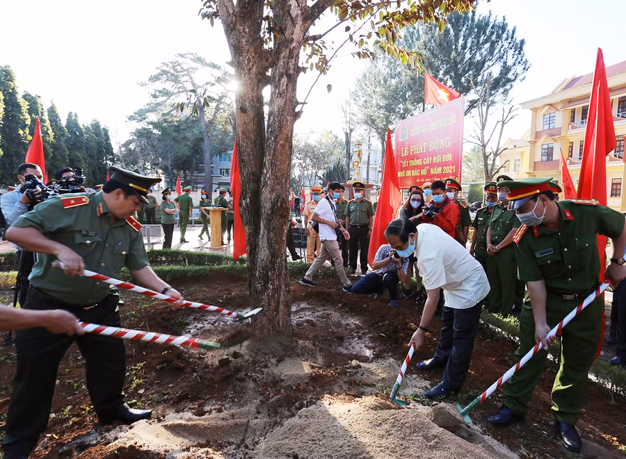  Các đại biểu đã trồng 50 cây các loại trong khuôn viên Nhà khách Công an tỉnh. Ảnh: Văn Ngọc 