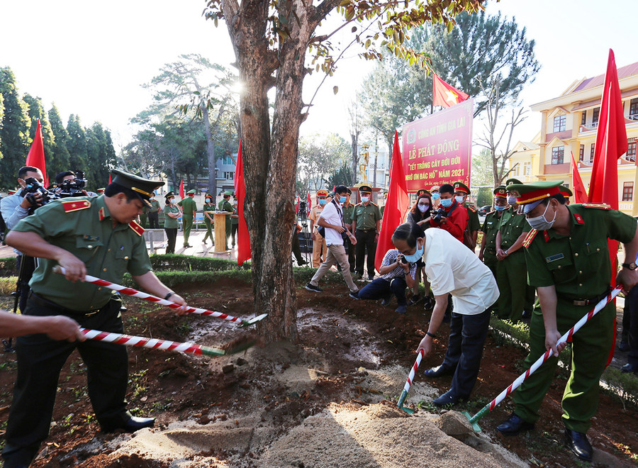  Các đại biểu đã trồng 50 cây các loại trong khuôn viên Nhà khách Công an tỉnh. Ảnh: Văn Ngọc 