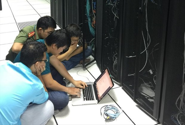 Đại úy Nguyễn Trung Đức cùng đồng đội thu thập chứng cứ trong vụ án Rikvip/Tipclup. (Nguồn: tienphong.vn)