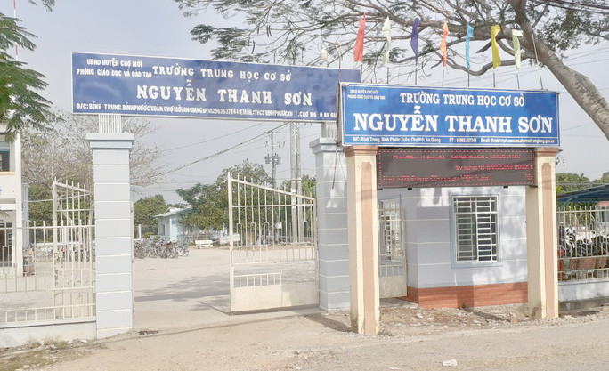 Hiện ông Phong không còn làm hiệu trưởng trường này nữa sau khi nhận quyết định kỷ luật cảnh cáo do để vợ gửi video nhạy cảm cho nữ kế toán.