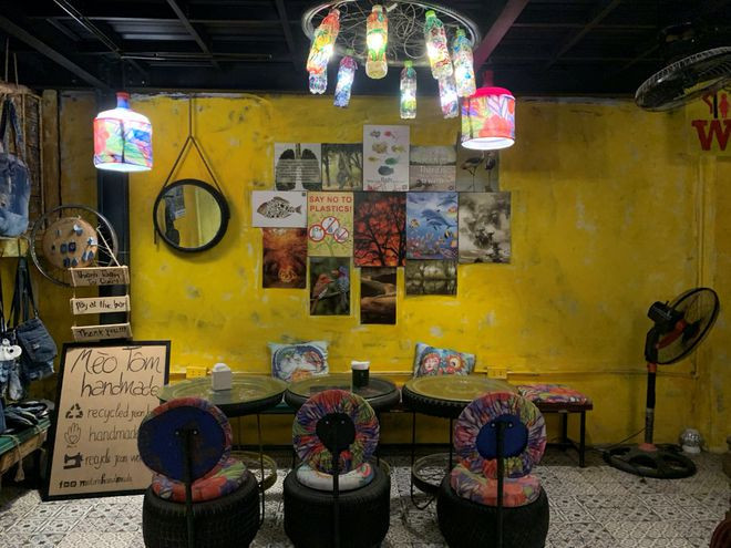 Nhiều đồ dùng được sử dụng tái chế, thông điệp về môi trường còn được thể hiện qua nhiều bức ảnh được treo trên tường. ẢNH KHÁNH HUYỀN