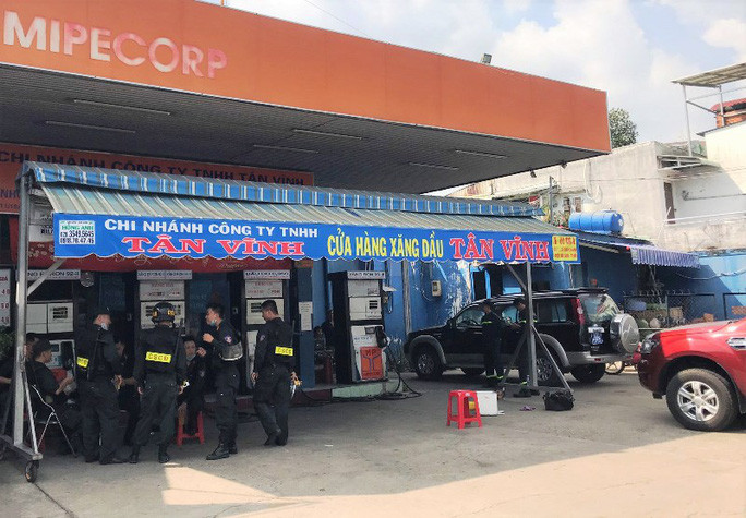Lực lượng chức năng khám xét cây xăng, thu giữ nhiều tài liệu, hoá đơn Lực lượng chức năng khám xét cây xăng, thu giữ nhiều tài liệu, hoá đơn