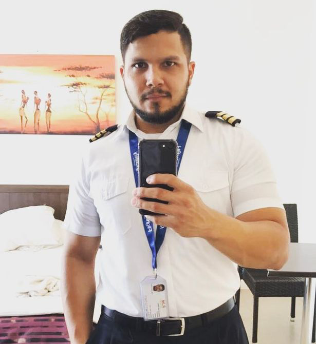 Hình ảnh phong độ của phi công Antonio trước khi máy bay gặp nạn