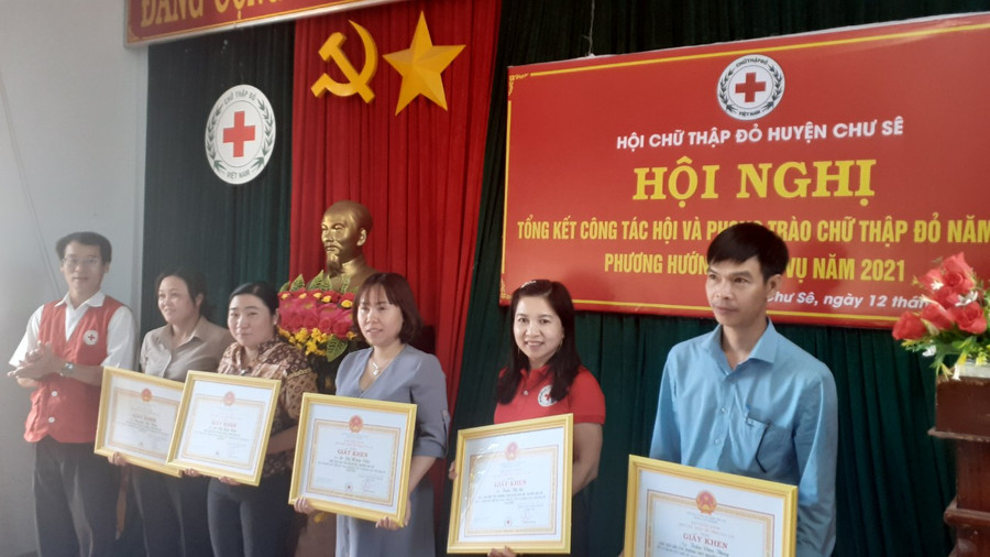  Ông Dương Đình Diện-Chủ tịch Hội CTĐ tỉnh Gia Lai tặng giấy khen cho các tập thể, cá nhân có thành tích trong công tác Hội và phong trào CTĐ năm 2020. Ảnh: Hồng Ngọc 