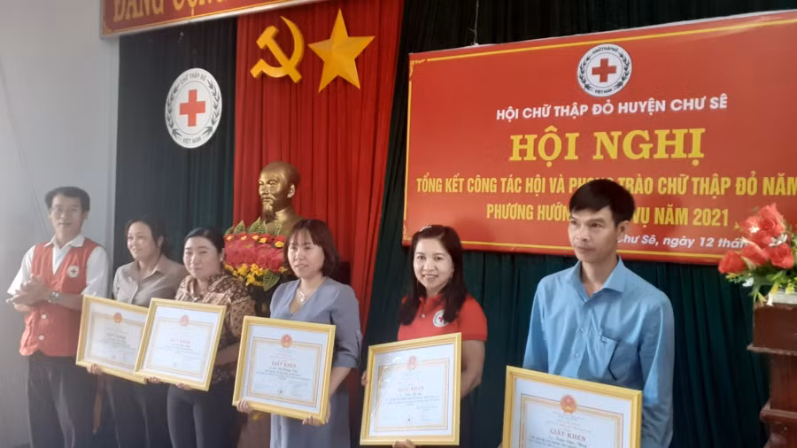  Ông Dương Đình Diện-Chủ tịch Hội CTĐ tỉnh Gia Lai tặng giấy khen cho các tập thể, cá nhân có thành tích trong công tác Hội và phong trào CTĐ năm 2020. Ảnh: Hồng Ngọc 