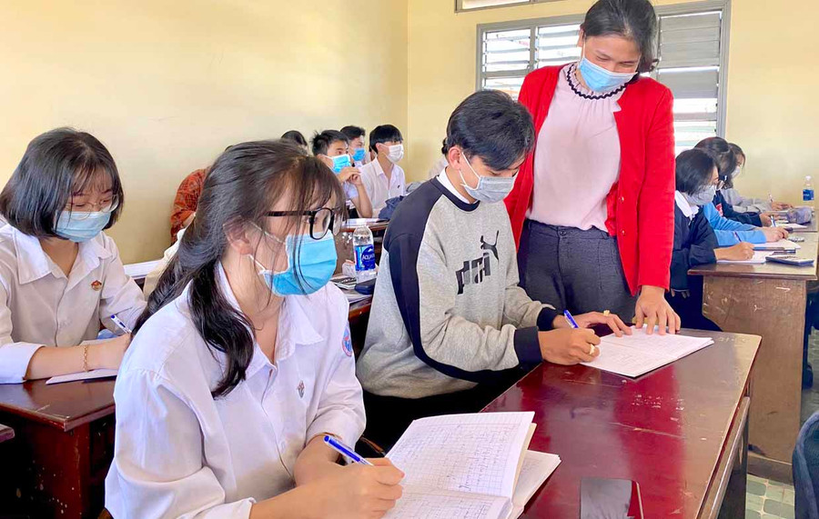 Việc ôn thi tốt nghiệp cho học sinh lớp 12 được các trường tập trung đẩy mạnh sau khi các em trở lại trường. Ảnh: Mộc Trà