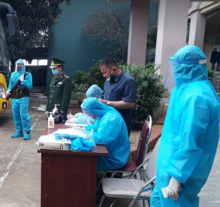  Lực lượng chức năng yêu cầu những người Trung Quốc đi trên xe khách thực hiện các biện pháp phòng chống Covid-19 - Ảnh: Đ. Thanh