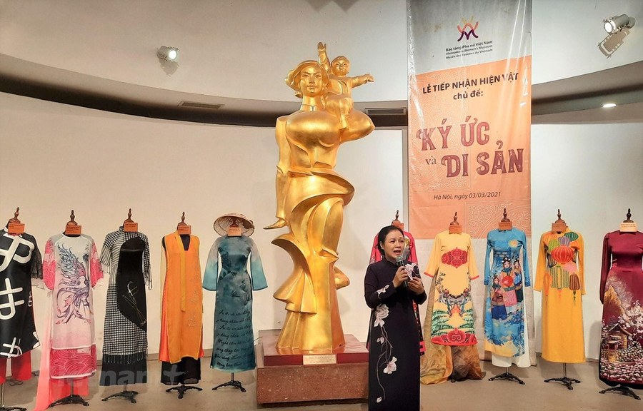 Đại sứ Nguyễn Phương Nga trao tặng những chiếc áo dài của mình cho Bảo tàng phụ nữ. (Ảnh: Minh Thu/Vietnam+)  Đại sứ Nguyễn Phương Nga trao tặng những chiếc áo dài của mình cho Bảo tàng phụ nữ. (Ảnh: Minh Thu/Vietnam+)