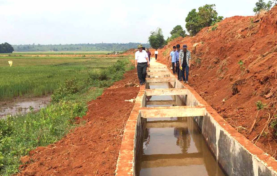 Kiểm tra hệ thống kênh mương thủy lợi trên địa bàn huyện Đak Đoa. Ảnh: Lê Nam Kiểm tra hệ thống kênh mương thủy lợi trên địa bàn huyện Đak Đoa. Ảnh: Lê Nam