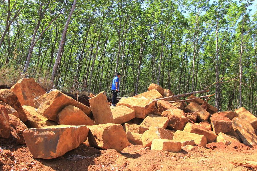 Hiện trường khai thác đá trái phép. Ảnh: Hồng Thương