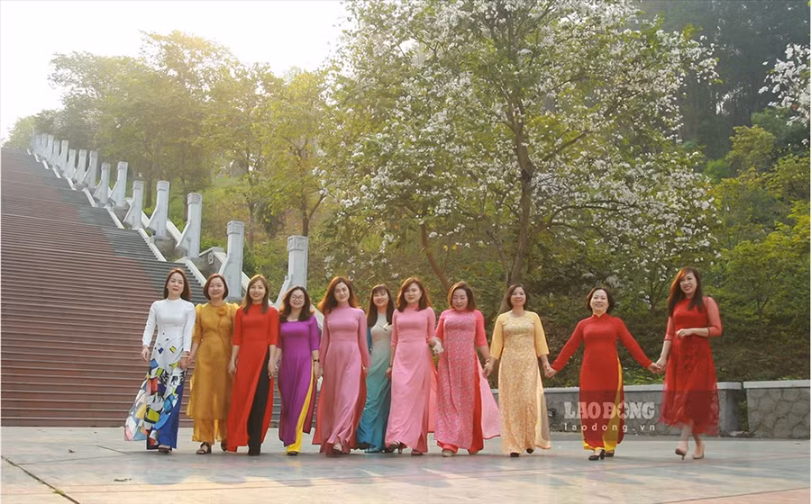 Dưới đường phố, nơi công tác, các điểm di tích lịch sử và danh lam thắng cảnh...