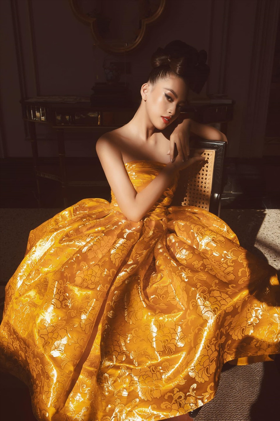 Hoa hậu Việt Nam 2018 mừng tuổi 21 bằng bộ ảnh mang gam màu cổ điển, độc đáo pha trộn nét hiện đại. Cô biến hóa với thiết kế rực rỡ, tông màu sáng. Ảnh: NSCC.