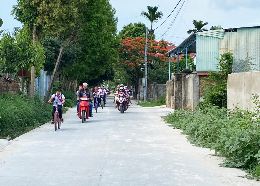 Nhân dân tổ dân phố 5 đã đóng góp 250 triệu đồng hoàn thành bê tông tuyến đường khu dân cư dài 1,2 km. Ảnh: MT