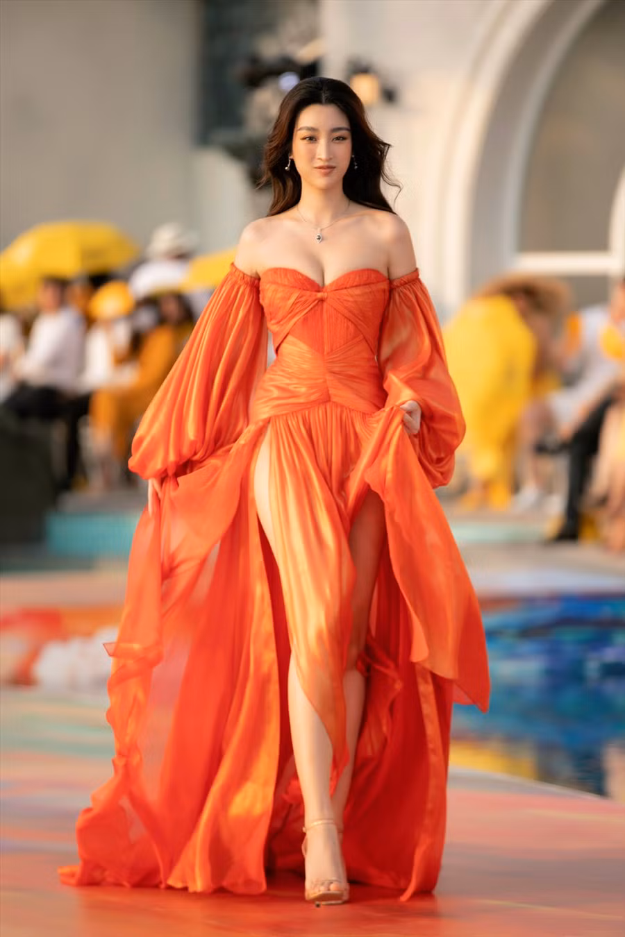 Người đẹp gây ấn tượng với những bước catwalk chuyên nghiệp không thua kém các đàn chị. Năm qua, người đẹp hoạt động tương đối nổi bật ở vai trò một người mẫu, MC. Ảnh: NSCC.