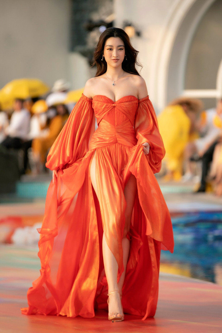 Người đẹp gây ấn tượng với những bước catwalk chuyên nghiệp không thua kém các đàn chị. Năm qua, người đẹp hoạt động tương đối nổi bật ở vai trò một người mẫu, MC. Ảnh: NSCC.