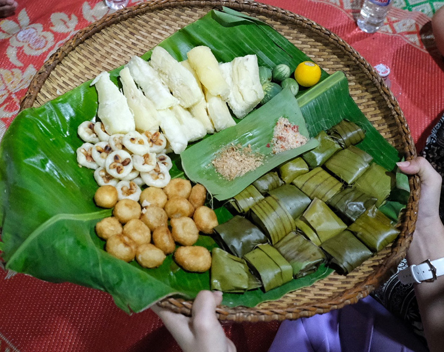 Các loại bánh làm từ củ mì tại làng du lịch cộng đồng Mơ Hra. Ảnh: Minh Châu