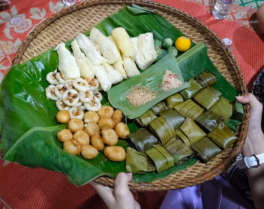 Các loại bánh làm từ củ mì tại làng du lịch cộng đồng Mơ Hra. Ảnh: Minh Châu