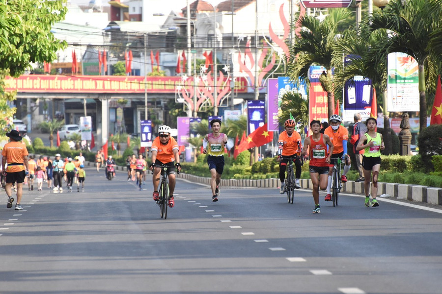 Các VĐV nam 10 km trên đường về đích. Ảnh: Đức Thụy